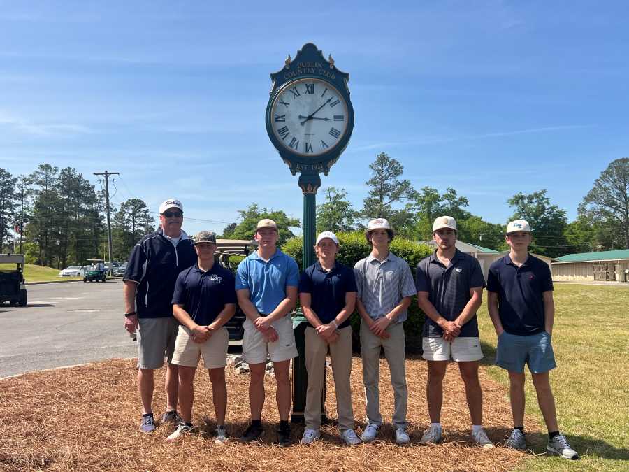 Crusaders Compete at Region Golf Tournament
